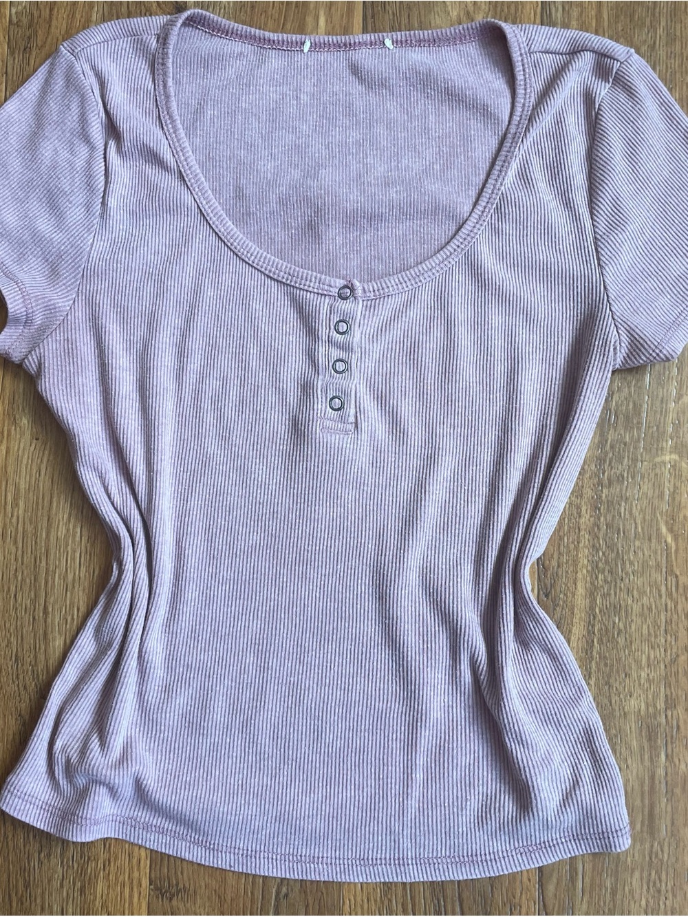 Ribbed Scoop-Neck Henley Tee in Mauve Pink
